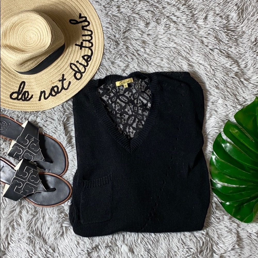 🌺cecico black vneck knit and lace sweater M
